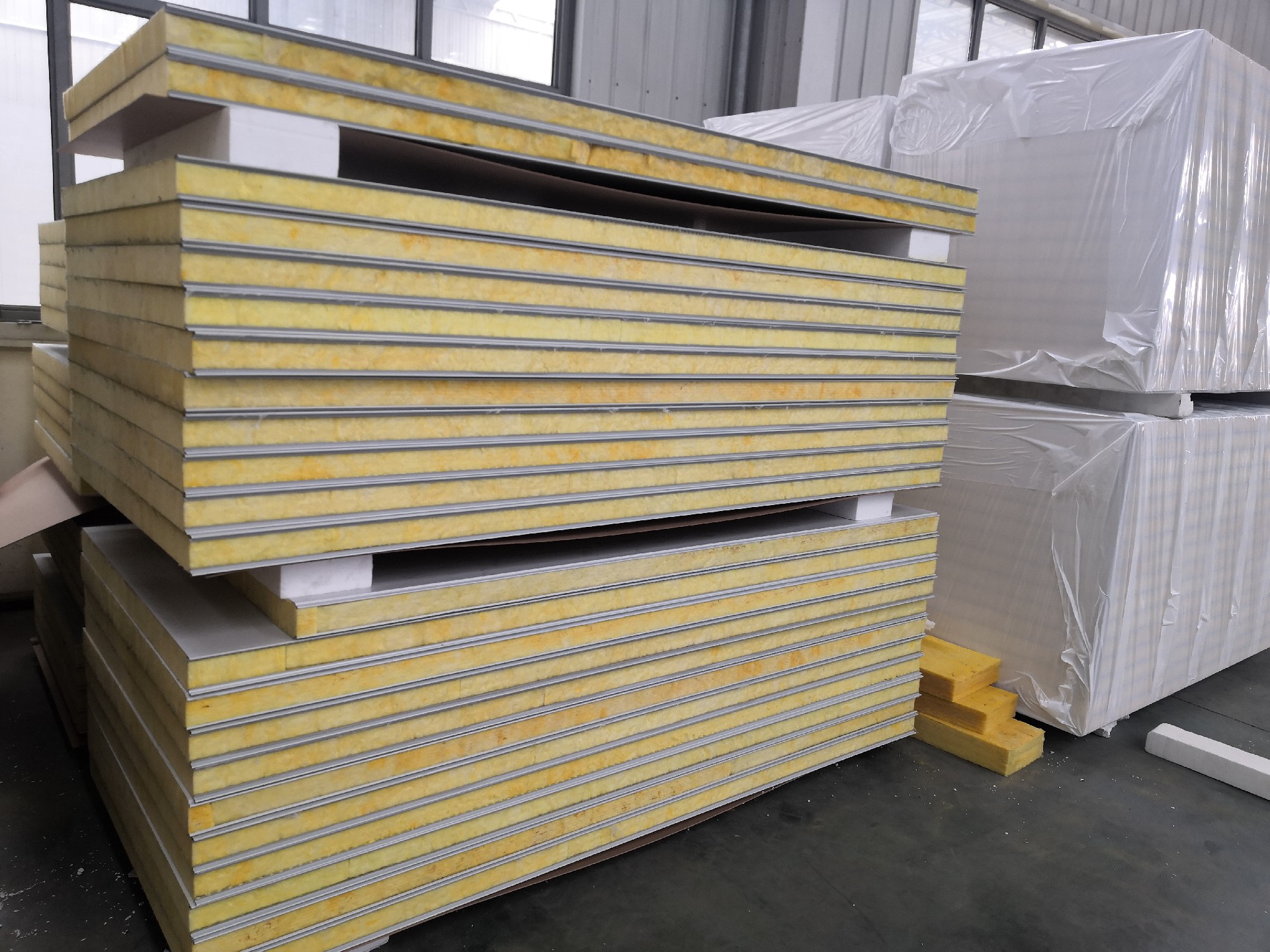 为什么越来越多的客户选择聚氨酯封边夹芯板？